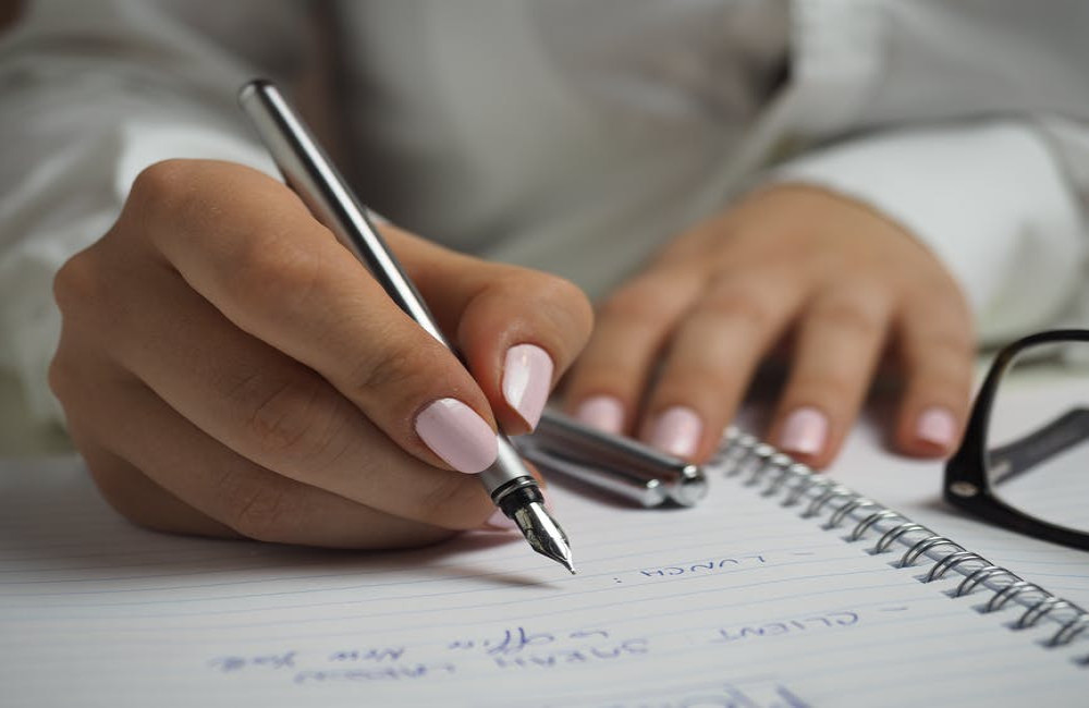 Wat betekent het spreekwoord wie schrijft die blijft?