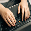 'Geüpdatet' of 'geüpdate'? Zo vervoeg je Engelse werkwoorden in 2026 correct
